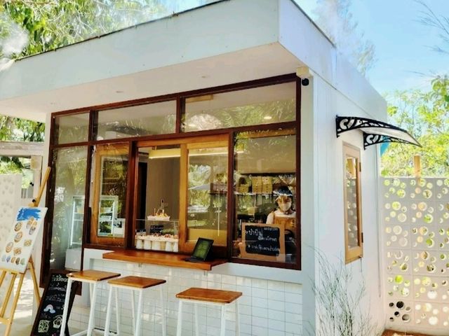 Coco & Coff ร้านกาแฟในสวนมะพร้าวและสน