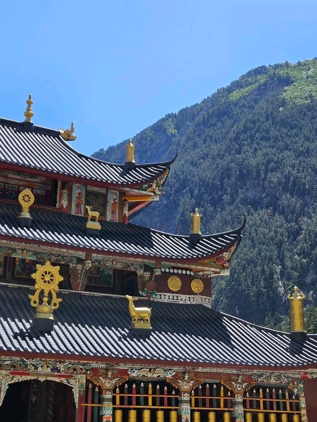 Spring Wanders in Jiuzhaigou’s Tibetan Villages