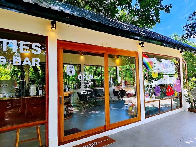 TWENTIES COFFEE BAR เหมือนนั่งจิบกาแฟอยู่บ้าน