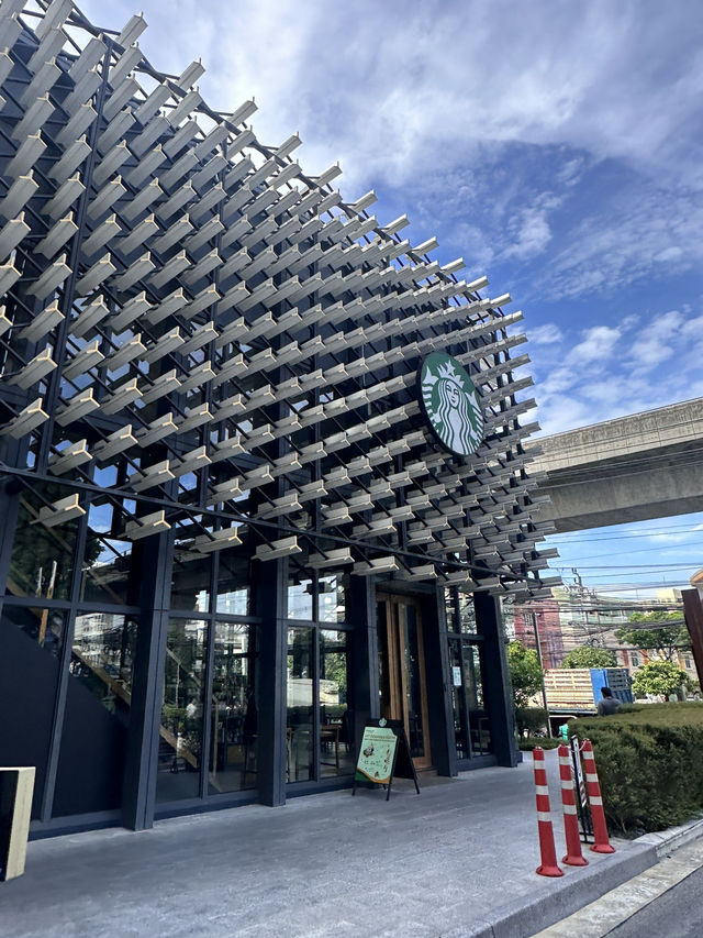 バンコク🇹🇭セブンイレブンが一体となった映えるスタバ☕️