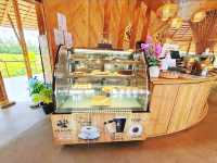 Cafe' De La Mon โดดเด่นด้วยการตกแต่งสไตล์มอญ