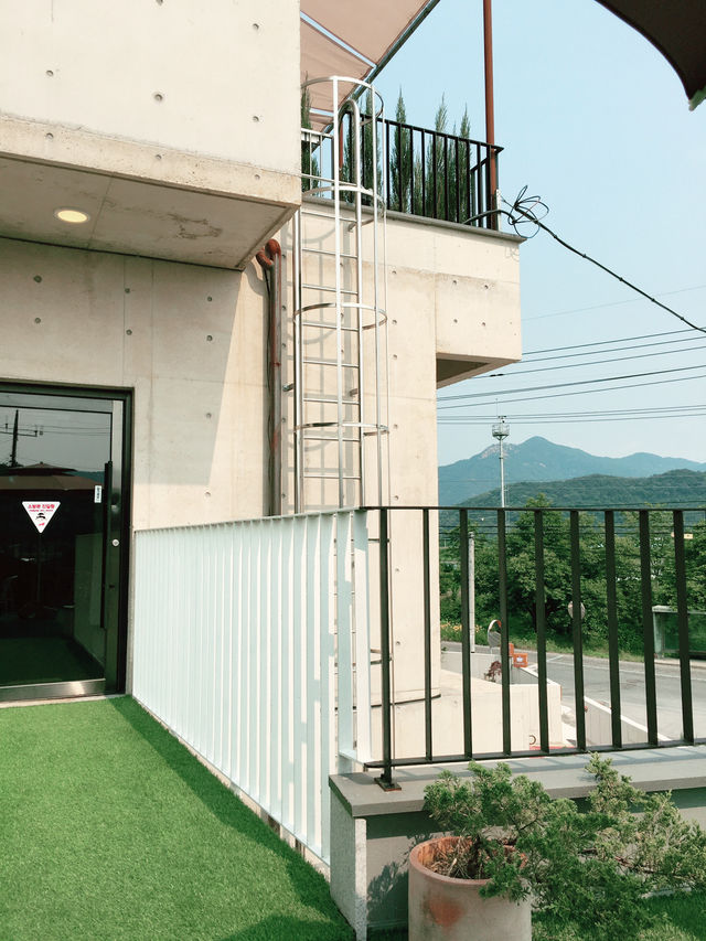 야외 카페 즐길 수 있는 공간