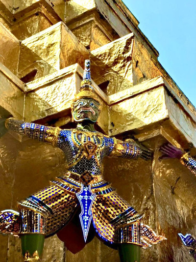 壁一面に広がるラーマーヤナの物語――色鮮やかな筆致が語る神話の世界