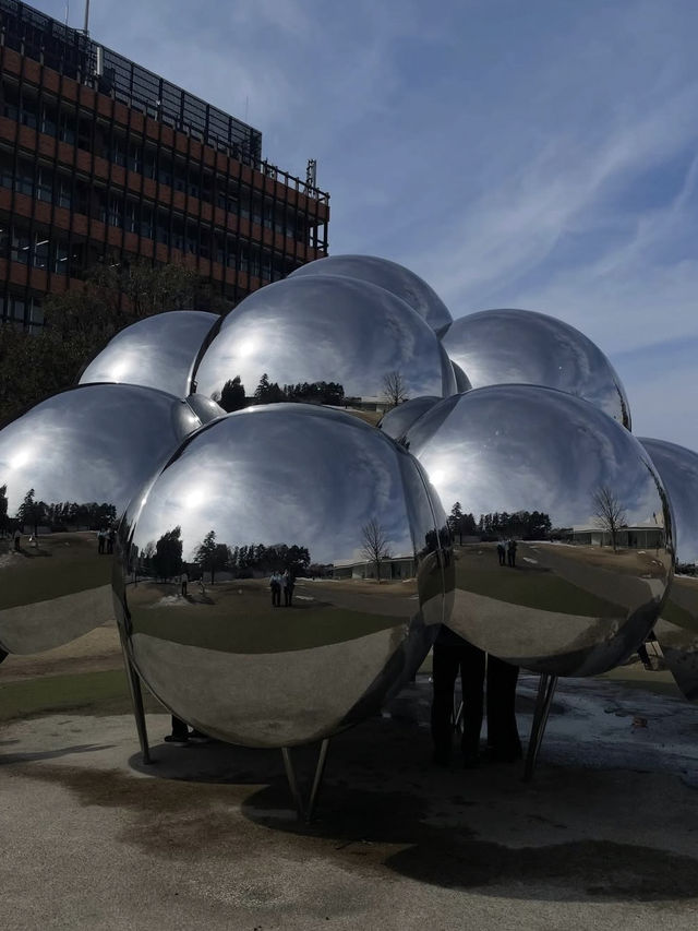 🎨【金沢21世紀美術館】現代アートと街が溶け合う、ガラスの美術館へ