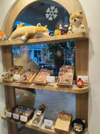 曼谷｜被店門口的狗狗吸引進去，卻意外發現一家日式甜點小宇宙，溫柔可愛到不想離開！