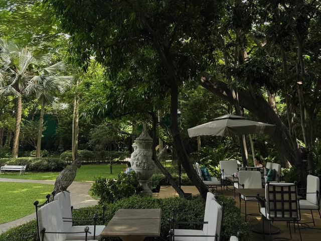 Bangkok City Walk: A Century-Old Tycoon's Estate! 🌳🏡