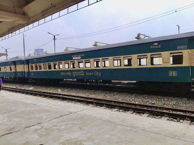 孟加拉｜5分鐘內成為全場焦點 意外在火車站收穫滿滿陌生人的笑容與問候 超真誠的火車站初體驗讓我徹底改觀孟加拉