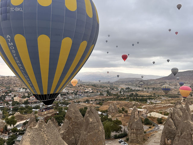 【Göreme Sunrise & Balloons View／ギョレメ朝焼け＆気球｜“空に舞う夢を見た丘上の朝”】