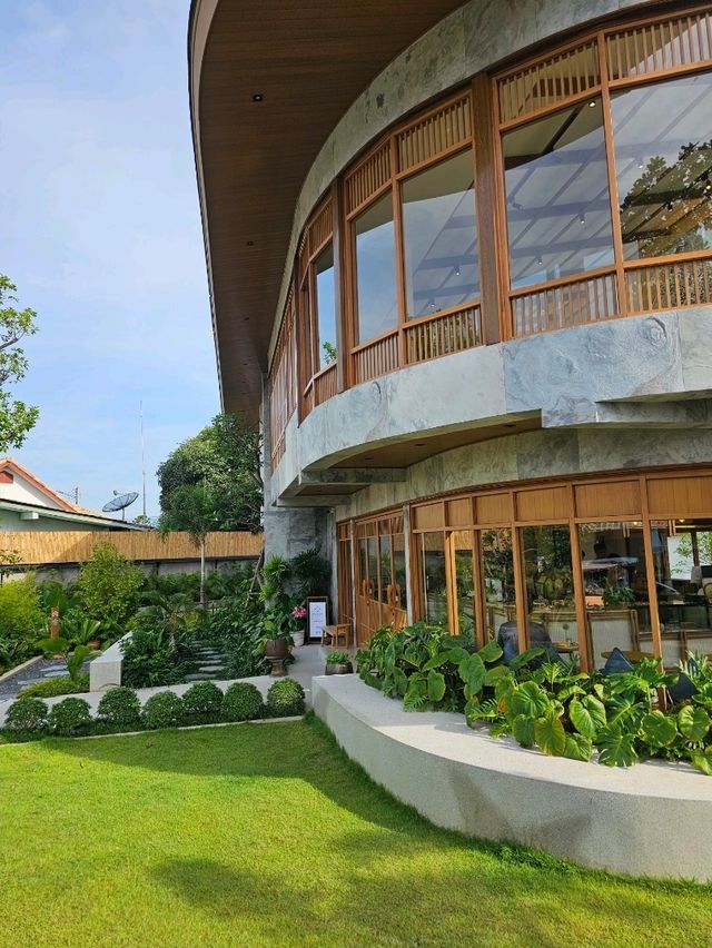 Hitch & Round Cafe and Space | ปราณบุรี