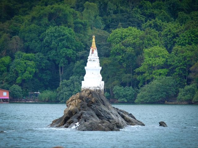 ⛩️ เจดีย์กลางน้ำ บ้านหัวแหลม จันทบุรี