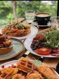 Don’t Leave KL Without This Soft Shell Crab Burger — Plus A Stunning KLCC Airbnb Stay! 🇲🇾🦀