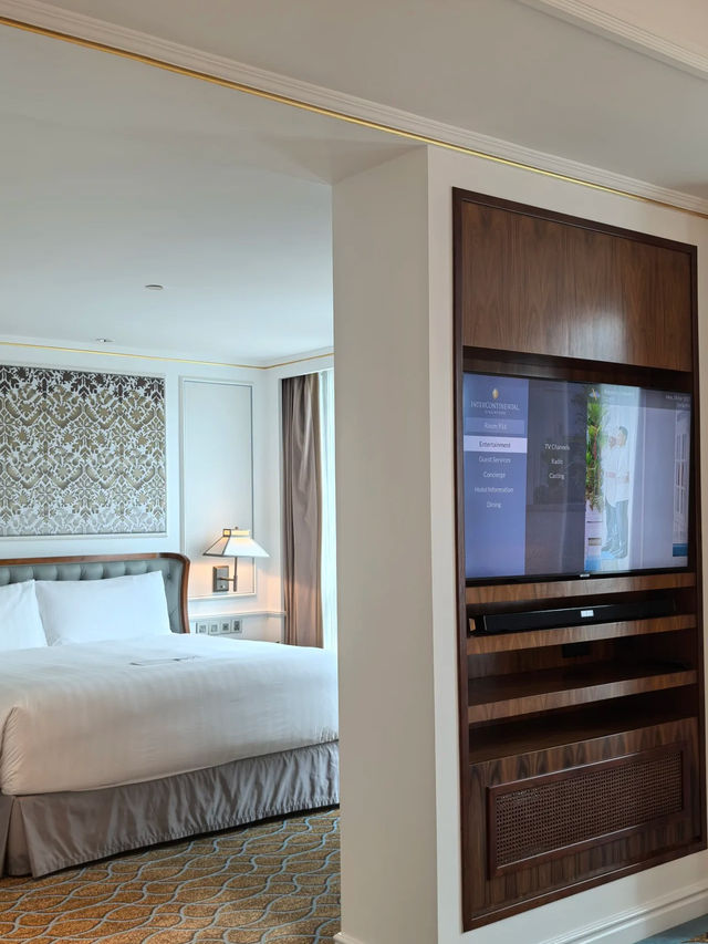 🌺 Tropical Elegance Meets Comfort — InterContinental Singapore Junior Suite Review