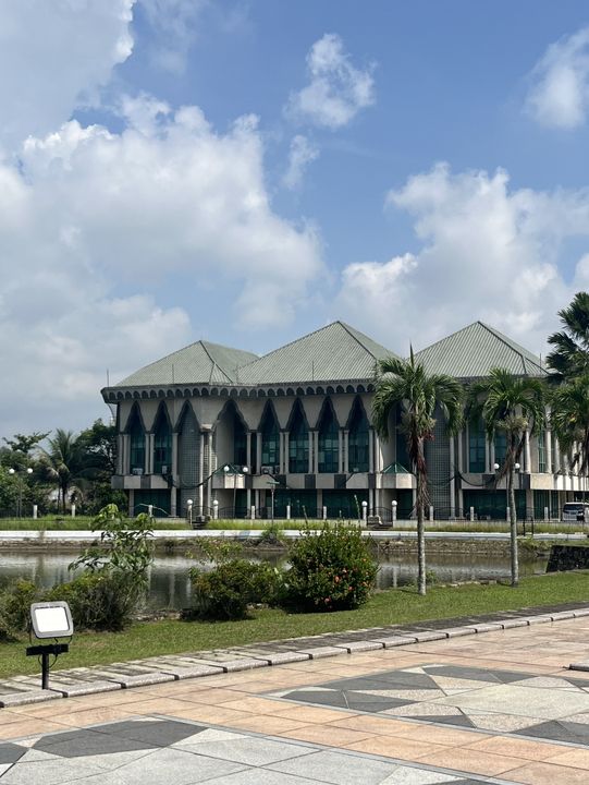 🖼️ Framed in Brunei: The Picture-Perfect View of Omar Ali Saifuddien Mosque