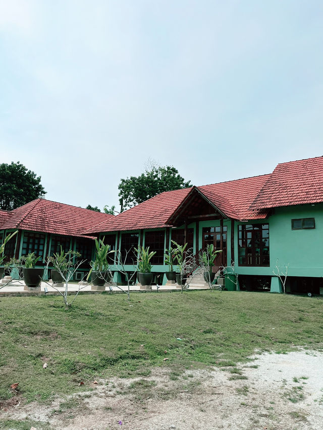 Rumah Melayu and Scenic Lake Views at Paya Indah Park: Relaxing Nature Escape 