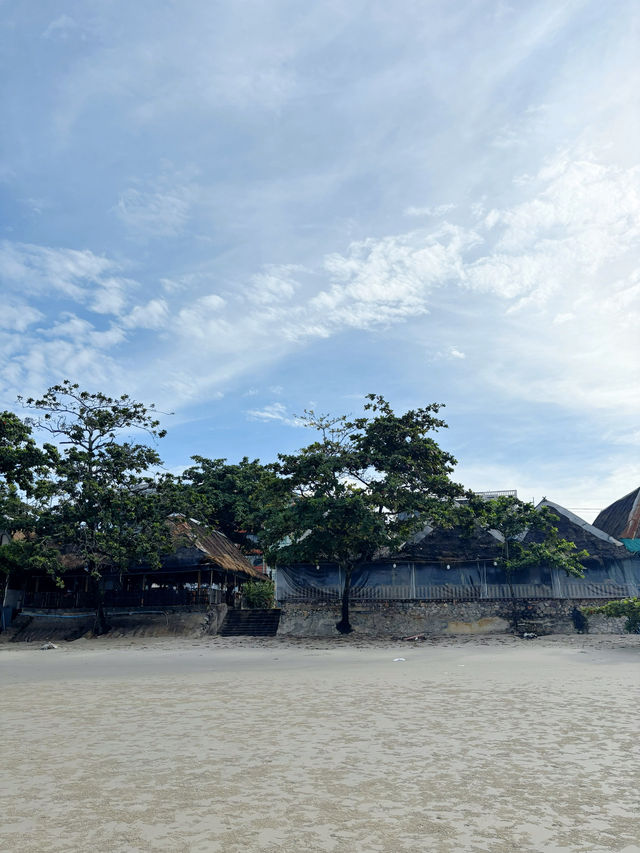 หาดทรายขาว กว้างๆ ยาวๆ ที่แหลมแม่พิมพ์ ระยอง