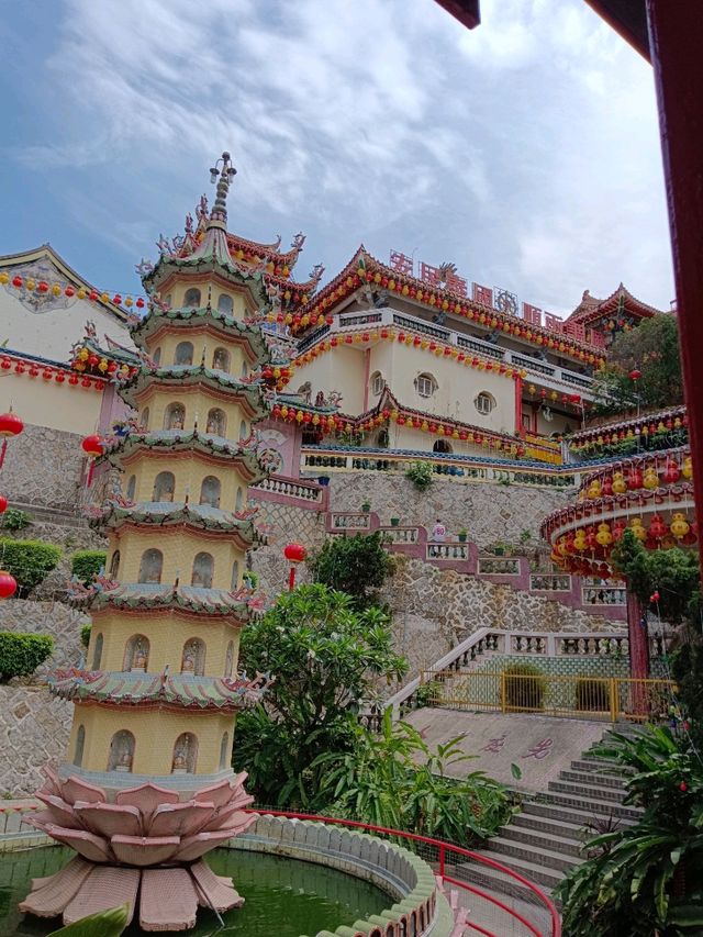 Majestic Hilltop Sanctuary: Kek Lok Si Temple Experience