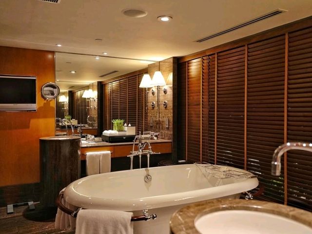 A Timeless Luxury Stay at Mandarin Oriental Hong Kong
