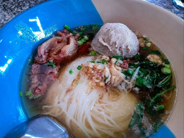 ก๋วยเตี๋ยวลูกทุ่ง ดาบแดง – ตำนานรสเด็ดห้างฉัตร ลำป ก๋วยเตี๋ยวลูกทุ่ง ดาบแดง – ตำนานรสเด็ดห้างฉัตร ลำป