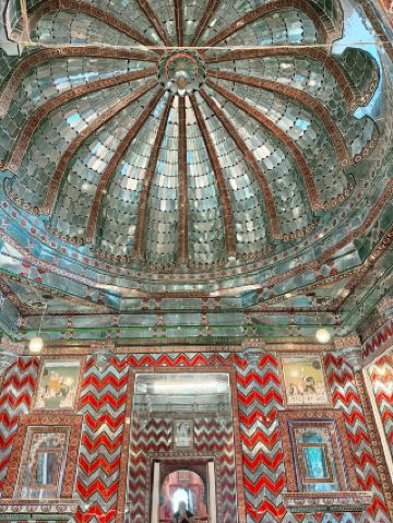 【印度烏代浦城市宮殿】矗立在湖畔的白色宮殿