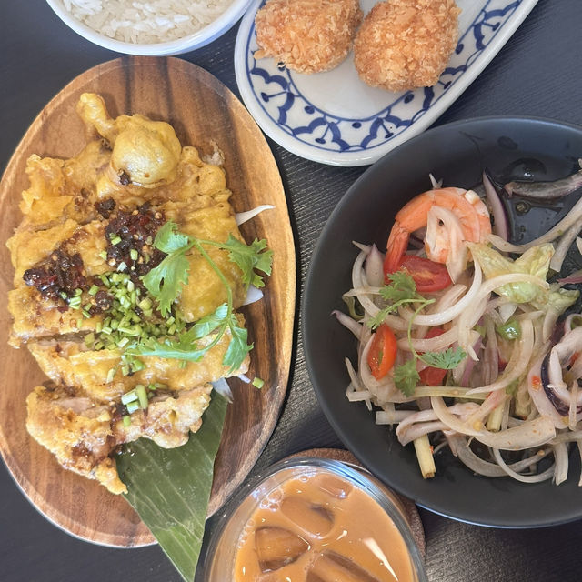 【台南美食推薦】曼谷小熊泰式料理｜正宗泰式風味，必點金錢蝦餅！