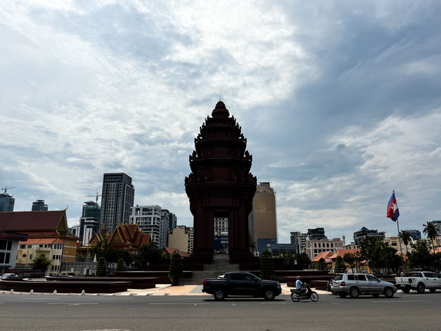 🇰🇭 獨立紀念碑វិមានឯករាជ្យ+西哈努克國王紀念公園ស្ដូបព្រះ ករុណា ព្រះបាទសម្តេច នរោត្តម សីហនុ "ព្រះបរមរតនកោដ្ឋ"  