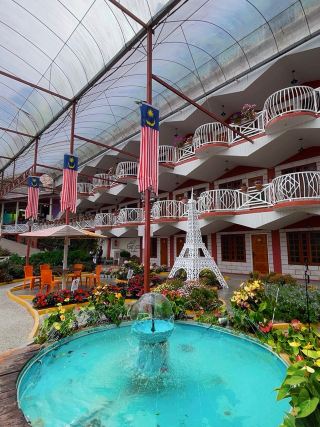 Exploring Brinchang? Kea Garden Guest House puts you right at the heart of Cameron Highlands’ action!🌿 With its comfy and spacious rooms, you’ll be steps away from Kea Farm, the bustling Agro market, and the lively Centrum Mall—perfect for quick food runs or souvenir shopping. Plus, the hotel features an indoor garden oasis with a photogenic model Eiffel Tower and Malaysian flag, making for insta-worthy snaps you won’t want to miss! 🇲🇾✨

Getting here is easy by car, and you’ll find affordable parking on-site (just be ready for a few steep slopes and smaller spaces). The area’s standout is how everything’s so walkable: from the Sheep Sanctuary to local steamboat restaurants and produce markets, you can fill your days with fresh strawberries and cool mountain air. Cozy up in the guest house’s comfortable rooms—which score well for spacious layouts and mountain views—though cleanliness varies from spotless to occasional sticky floors, so peek at recent reviews on arrival.

For foodies, nearby steamboat shops serve up hot, satisfying dinners, especially after a day hiking or sightseeing. Centrum Mall is perfect for snacks, local cuisine, and evening strolls. Don’t forget to snap a few shots in the themed indoor garden—the Eiffel Tower corner is especially charming!

Book early via trip.com for the best room and view selection, especially during high season when Brinchang gets busy. A quick tip: bring some slippers for maximum comfort and double-check bathroom facilities when checking in. For a relaxed nature-meets-culture escape, Kea Garden Guest House truly delivers!

#Brinchang #CameronHighlands #HotelReview #NatureEscape #tripdotcom