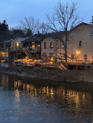 สัมผัสความเงียบสงบของแสงสะท้อนริมแม่น้ำยามค่ำคืน🌌