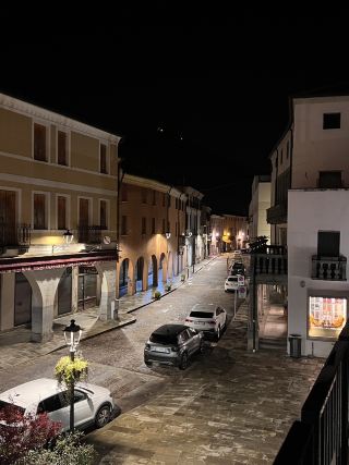 มอนเซลิซยามค่ำคืน – จุดแวะพักเงียบสงบหนึ่งชั่วโมง 🌙🏘️