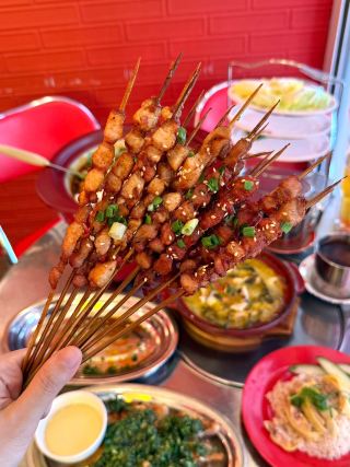 ข้าวมันไก่บ้านราคา 3 ดอลลาร์ย่านบูกิส (Bugis) + หม้อไฟไก่แบบล้นหม้อ。