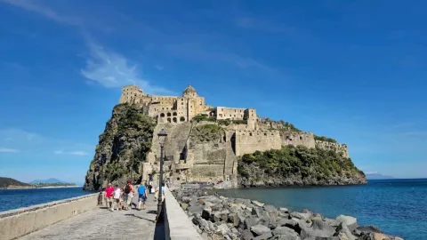 🏰 바다 위에 솟아오른 중세 성! 이스키아 아라고네세 성 탐방 — traveler post in 타란토
