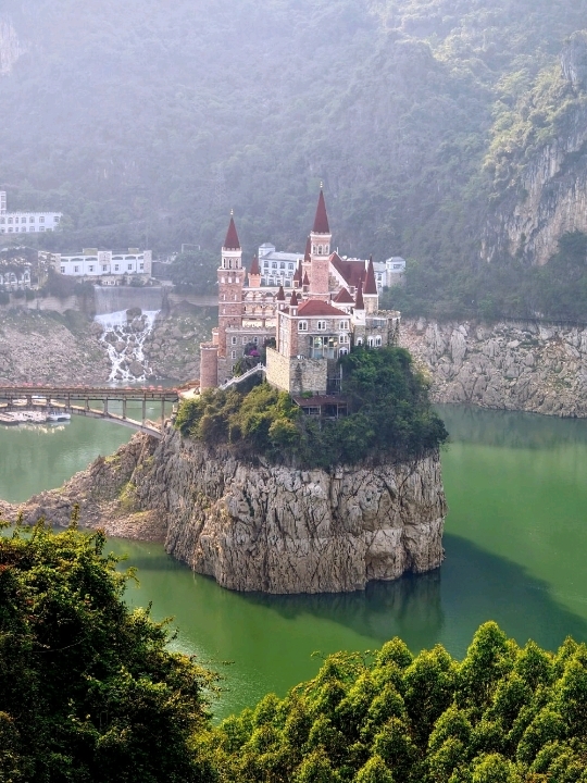 🏰 Jilong Castle | A Fairytale Gothic Castle by Wanfeng Lake