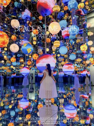 แลนด์มาร์กใจกลางเมืองพัทยา 🎯 ที่ห้ามพลาดดดด
🚀🌌 วาร์ปสู่โลกเมทาเวิร์สแห่งอนาคต! ที่สายถ่ายรูปและสายคอนเทนต์ต้องถูกใจแน่นอน 📸✨
SpaceandTime Cube Pattaya Daily ✨🌠
พิพิธภัณฑ์ Immersive Art ที่จัดเต็มด้วยแสง สี เสียง
และภาพ 3D สุดอลังการ พาเราหลุดเข้าไปในโลกแห่งจินตนาการและจักรวาลสุดล้ำ แบบไม่ต้องใส่แว่น 😎🌌🪐
ภายในมีมากกว่า 20 โซน แต่ละห้องออกแบบ แตกต่างกัน เดินมุมไหนก็เหมือนได้วาร์ปไปอีกมิติ ถ่ายมุมไหนก็สวย
ได้ภาพและคลิปกลับบ้านแบบจัดเต็ม 📷✨
👨👩👧👦 เด็กๆ เดินดูแล้วตื่นตาตื่นใจ สนุกกับเอฟเฟกต์สุดล้ำ ส่วนผู้ใหญ่ก็ถ่ายรูปเพลิน ได้คอนเทนต์สวยๆ ลงโซเชียลแบบไม่ซ้ำใคร เหมาะทั้งสำหรับครอบครัว คู่รัก และแก๊งเพื่อนที่กำลังมองหาที่เที่ยวในห้าง อยู่ได้ยาวๆ แบบไม่มีเบื่อเลย 💖
🥰 อีกอย่างที่ประทับใจคือพนักงานดูแลดีมาก หากเราคิดท่าโพสไม่ออก หรือไม่รู้จะถ่ายรูปมุมไหนดี ก็สามารถสอบถามพนักงานได้เลย มีทั้งเทคนิคและมุมถ่ายรูปสวยๆ เก๋ๆ แนะนำให้ รับรองว่าได้ภาพกลับบ้านแบบปังทุกช็อต
🎉 โปรโมชันเดือนกรกฎาคม (เฉพาะลูกค้าชาวไทย)🇹🇭
✨ ลูกค้าคนที่ 2 ชำระเพียง 60%🔥
· Main Hall ผู้ใหญ่ 599.- | เด็ก 449.-
· Combo ผู้ใหญ่ 699.- | เด็ก 549.-
📍 ชั้น 6 เซ็นทรัล พัทยา บีช
⏰ เปิดทุกวัน
· จันทร์–พฤหัสบดี 11:00–22:00 น.
· ศุกร์–อาทิตย์ 11:00–23:00 น.
📸 เตรียมเมมกล้องให้พร้อม แล้วไปเช็กอินโลกอวกาศสุดอลังกันได้เลย! 🚀✨
🌠 ใครกำลังมองหาที่เที่ยวพัทยาแนวใหม่ ถ่ายรูปสวย ได้ทั้งความสนุก ความตื่นตา และคอนเทนต์แบบจัดเต็ม แนะนำให้มาเช็กอินที่นี่สักครั้ง แล้วจะรู้ว่าทำไมหลายคนถึงยกให้เป็นอีกหนึ่งแลนด์มาร์กที่ห้ามพลาดของพัทยา
#SPACEANDTIMECUBE #PATTAYATRAVEL
#MUSEUMS #IMMERSIVEEXPERIENCE
#นิทรรศการ #PATTAYATRAVEL #MUSEUMS #IMMERSIVEEXPERIENCE #CentralPattaya #Pattaya #เที่ยวพัทยา #ที่เที่ยวพัทยา #แลนด์มาร์กพัทยา