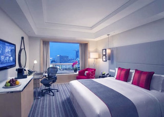#photovsrealitytravel 

Touchdown in Singapore and ended up at the super-convenient Carlton Hotel Singapore – right smack in the city center! 🏙️ What I loved most: You’re steps from City Hall MRT, crazy-good food courts, and all the iconic city sights. Literally, you can stroll to Marina Bay or bugis for shopping in minutes. The beds here? Totally dreamy – perfect after a long day exploring.  

Here’s my quick experience recap and why I’d totally book again:

Room comfort is next-level: Spacious, spotless, and modern, with a separate shower & toilet, comfy beds, and epic city views (ask for a high floor!). Wifi is solid for work or TikTok uploads. Gym buffs: the 24-hour gym means jet lag won’t wreck your workout. The pool is a total chill spot with plenty of sun loungers.   

Service was on point. Staff are genuinely friendly, check-in was easy (they even helped me with an early arrival!). If you need anything, just ask – super responsive. Value for money is fantastic considering its prime location and facilities – it just makes exploring so much easier.

⚡️My quick takeaways:
· Stay here if you want to be in the heart of Singapore, walking distance to everything.
· Don’t skip breakfasts nearby – try ya kun kaya toast at Raffles City mall.
· The pool has one of the better sunset views in the city!
· If you’re picky about cleanliness, do a quick check when you get your room and ask for touch-ups if you spot any issues.

Getting around: The hotel is right by City Hall MRT, so you can zip anywhere in Singapore in minutes. Taxis and buses are always nearby too.

#SingaporeStay  #CityHallAdventures  #CarltonHotelSingapore 