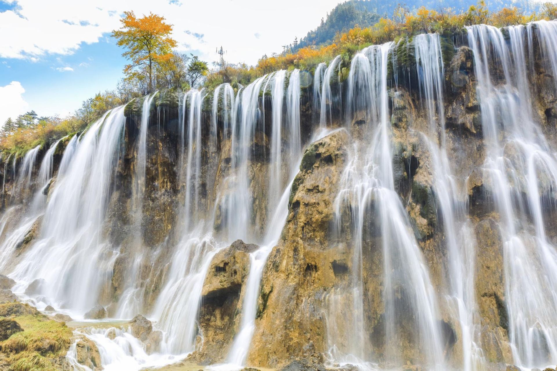 Jiuzhai Valley National Park: Multi-Tiered Lakes, Calcite Falls, and Tibetan Valleys!