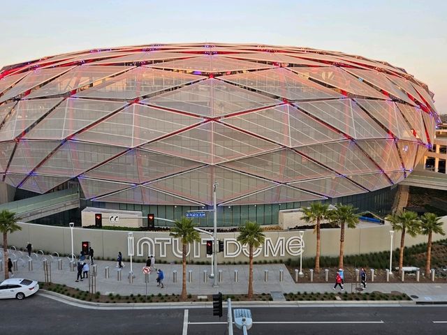 What's it like being at a Los Angeles Clippers NBA game?