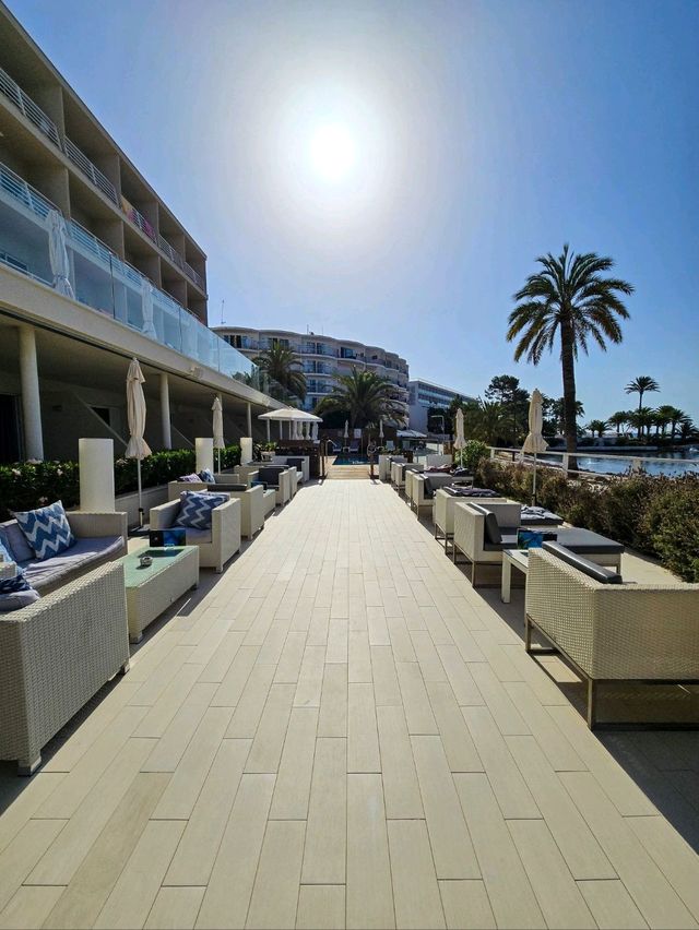 🍊💦 Aperol in hand, toes in the pool, sea in sight — living my Mediterranean fantasy 🧡🌊🍹