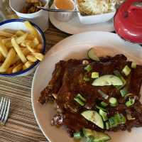 一間以荷蘭傳統家常菜嘅溫馨餐廳