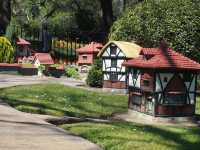 Model Tudor Village in Fitzroy Gardens 🏢