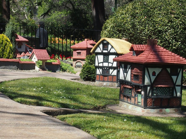 Model Tudor Village in Fitzroy Gardens 🏢