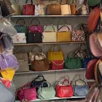 Markets near the Pisa tower have an exceptional selection of handbags!💯