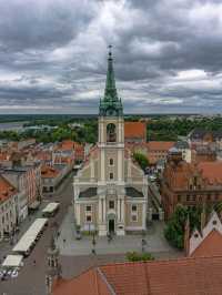 🏰🌠 “Where Gothic Meets Gingerbread: A Timeless Walk Through Toruń” 🇵🇱✨