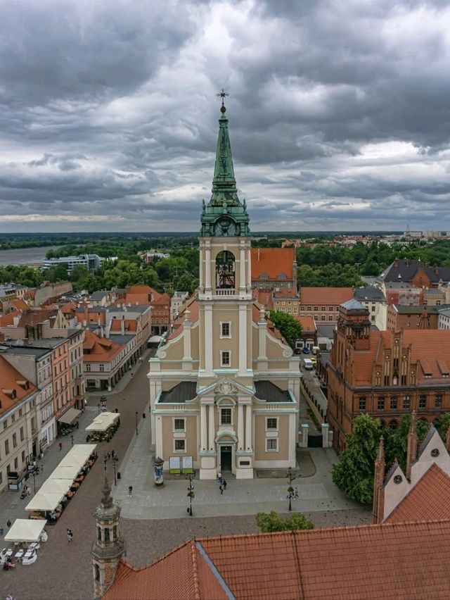 🏰🌠 “Where Gothic Meets Gingerbread: A Timeless Walk Through Toruń” 🇵🇱✨