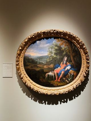 Immerse yourself in the art gallery and enjoy a peaceful moment 🎨