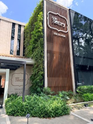 The Henry Glass House Clark – A Modern Stay in the Heart of Angeles