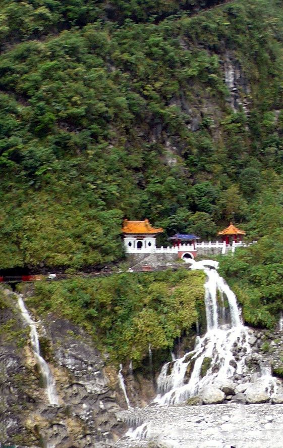 Encounter obstacles in Taroko Gorge.