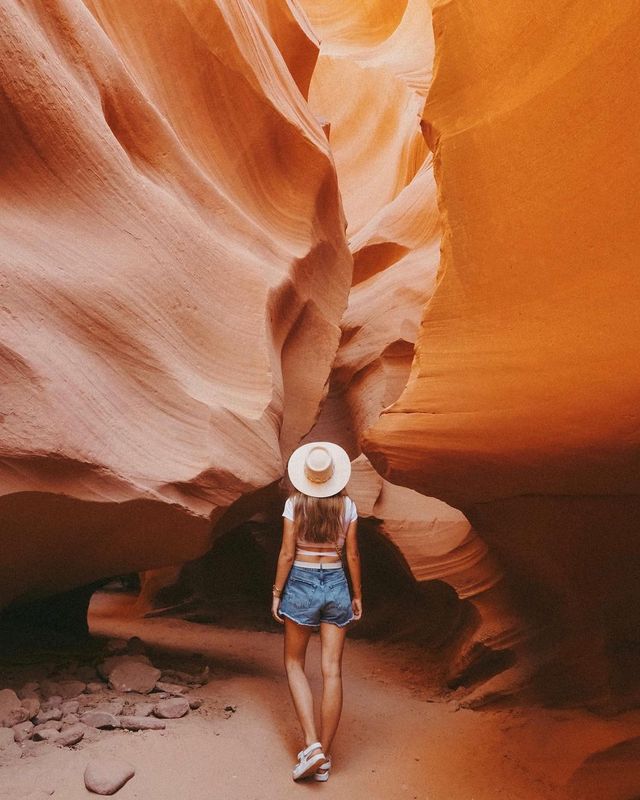 Exploring the Enchanting Antelope Canyon: A Journey from Vegas