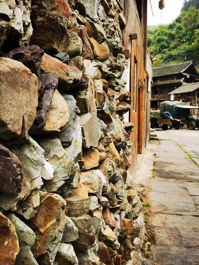 10月12日早上吃完了本地特色早餐就出發了，一路上漸漸有了秋天的顏色，還有一些晚稻金黃黃的，道路的兩