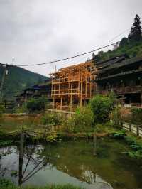 10月12日早上吃完了本地特色早餐就出發了，一路上漸漸有了秋天的顏色，還有一些晚稻金黃黃的，道路的兩