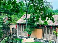 鄭州瞻園是安徽整體遷過來的徽派古建築,走進瞻園,你會看到古寨、古亭、四合院、樓台亭閣、曲折長廊、荷花