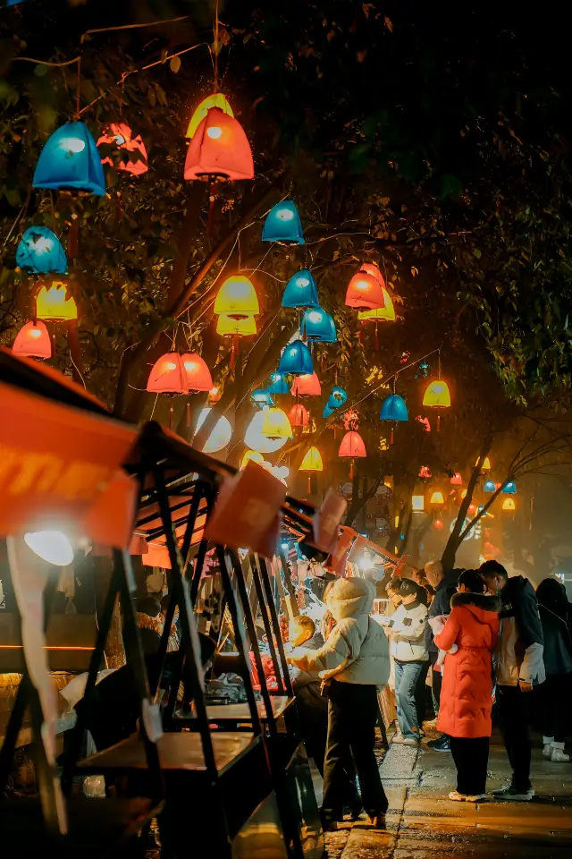 Suzhou is far ahead in creating an atmosphere, the colorful lanterns on Pingjiang Road are so atmospheric